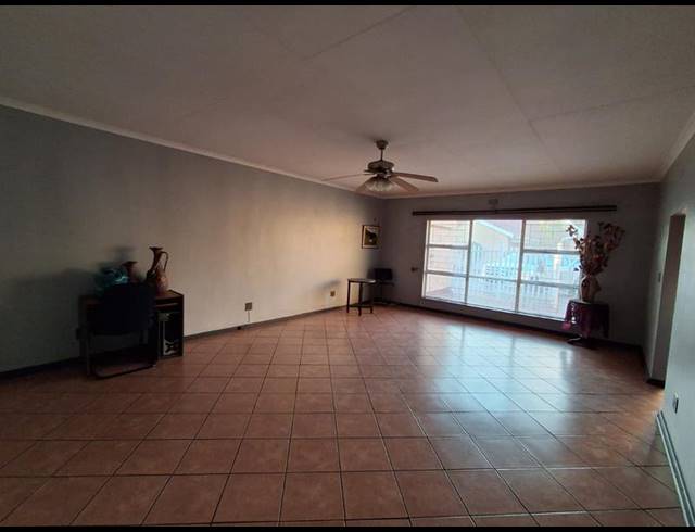 2 BEDROOM TOWNHOUSE FOR SALE IN VANDERBIJLPARK CW 3